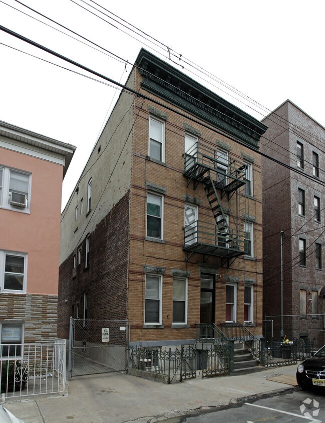 Primary Photo - 711 28th St