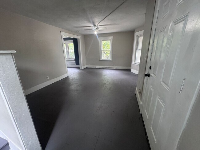 Building Photo - Rent ready!