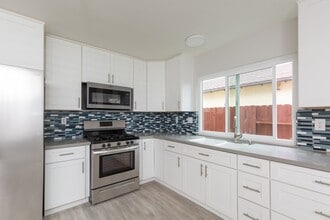 Building Photo - 11355 Camarosa Cir