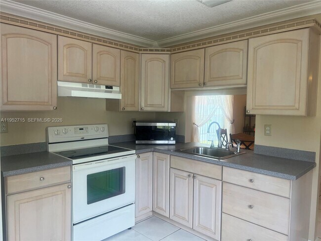 Foto del edificio - 5827 NW 197th Ter