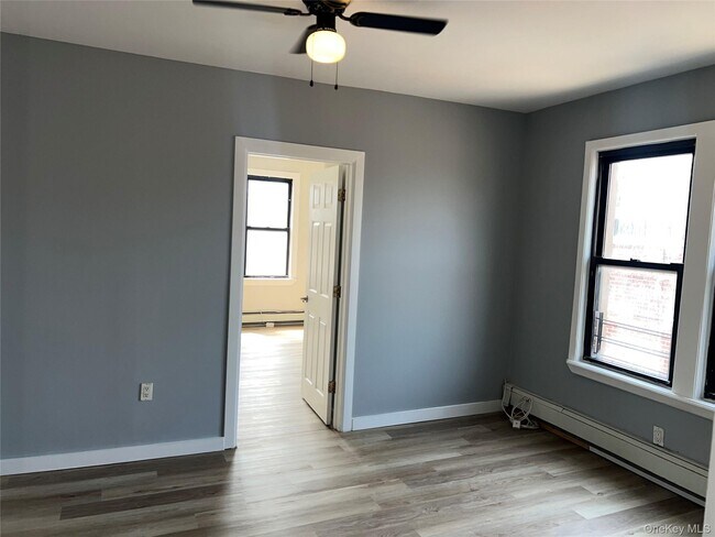 Foto del edificio - 299 E 3rd St