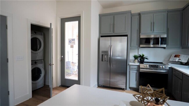 Building Photo - 382 S Hill Ave