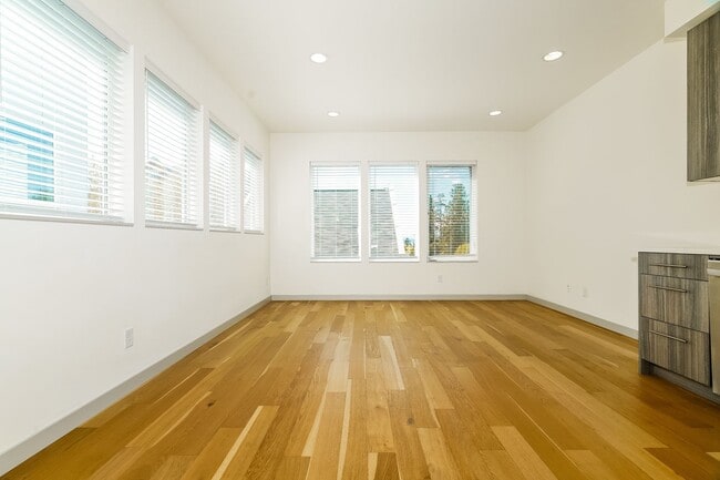 Building Photo - Luxury New Construction with Rooftop Views