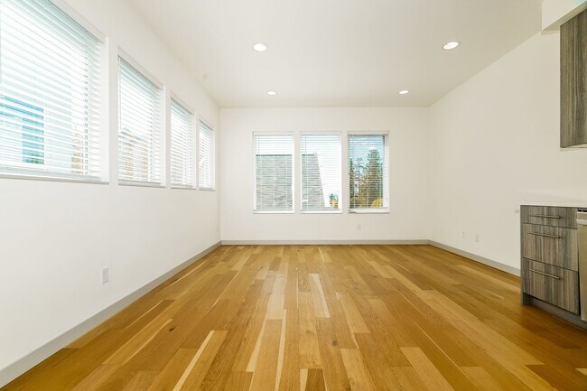 Foto del edificio - Luxury New Construction with Rooftop Views