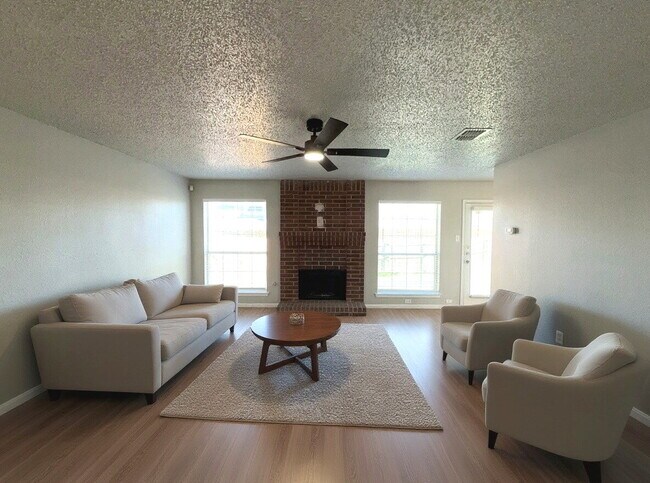 Foto del edificio - For Lease: Beautifully Remodeled 3-Bed Two-Story in Quiet DeSoto Neighborhood
