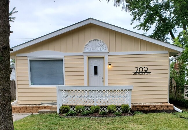 Foto del edificio - 209 E Pineview Dr