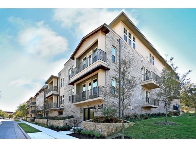 Building Photo - 2800 Sandage Ave