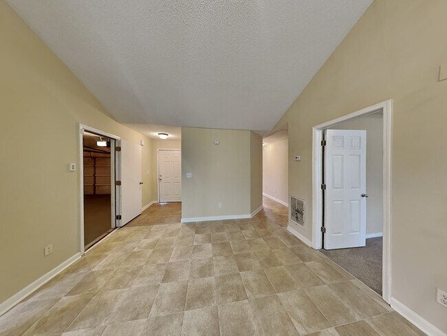 Foto del edificio - $1,695 OFF! Lovely 3 Bedroom! Located in F...