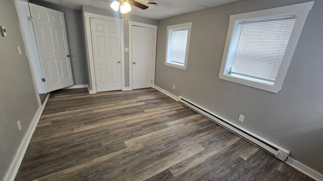 Building Photo - 904 W Main St