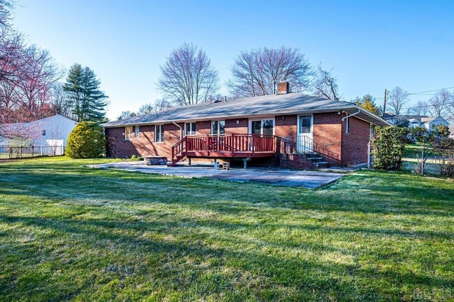 Building Photo - 5 Hemlock Dr