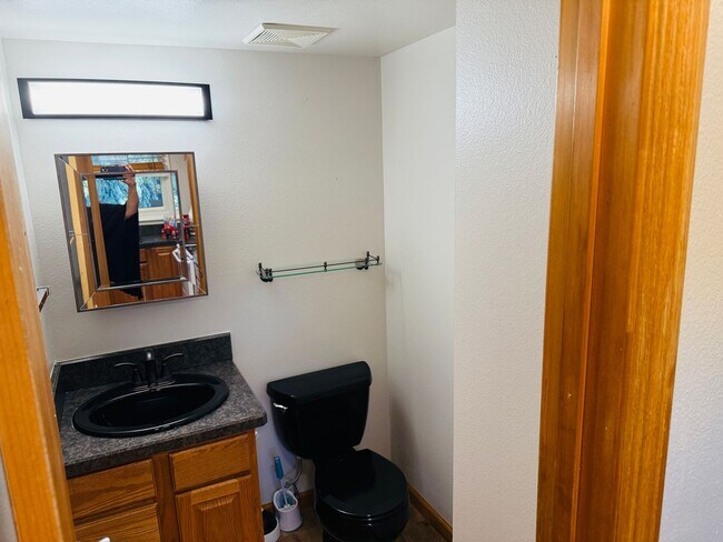 Building Photo - West End Condo with Deck and Central AC