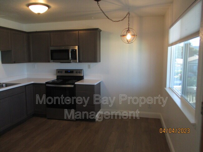 Building Photo - 906 Trinity Ave