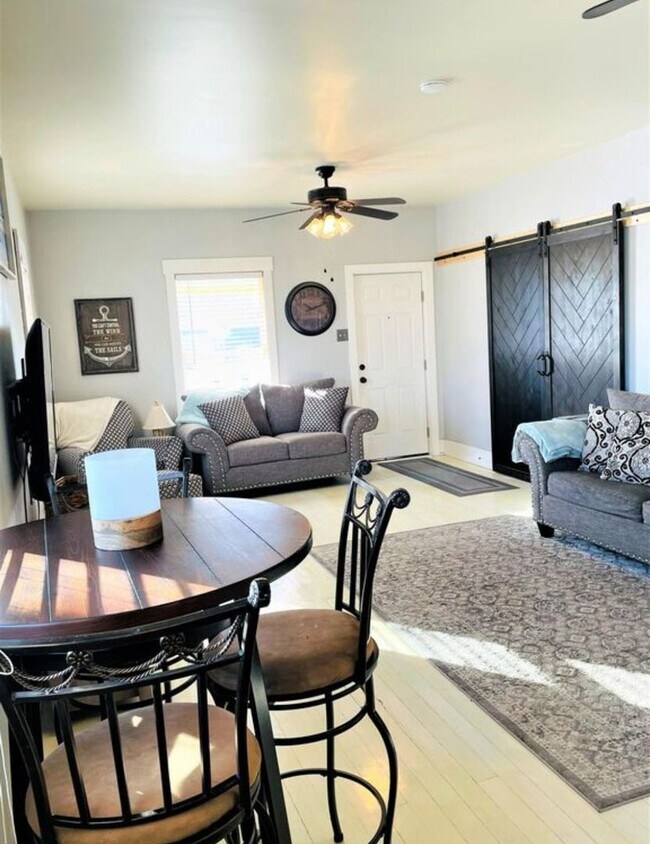 Foto del edificio - Available October 4, 2025! Remodeled Histo...