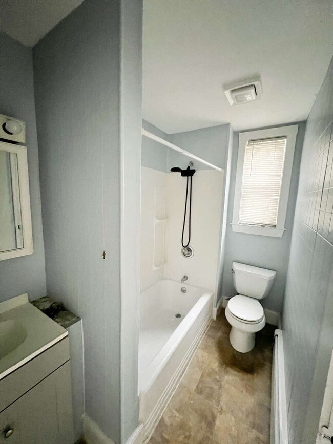 Building Photo - Spacious 1 BED 1 BATH
