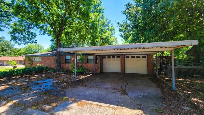 Foto del edificio - Three bedroom, Den, With fenced yard!