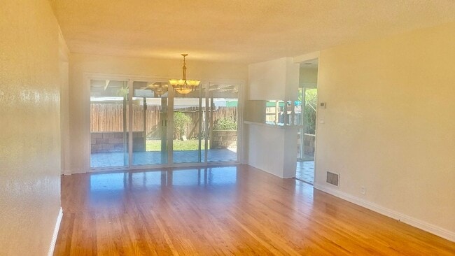 Foto del edificio - Beautiful 3-bedroom home in a quiet tree-lined street in Winnetka