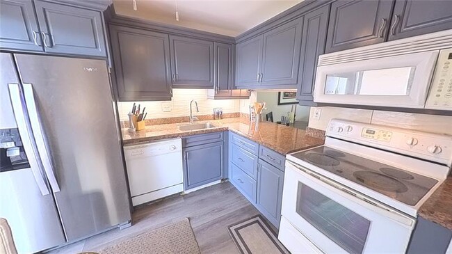 Building Photo - 2668 Garden Dr N