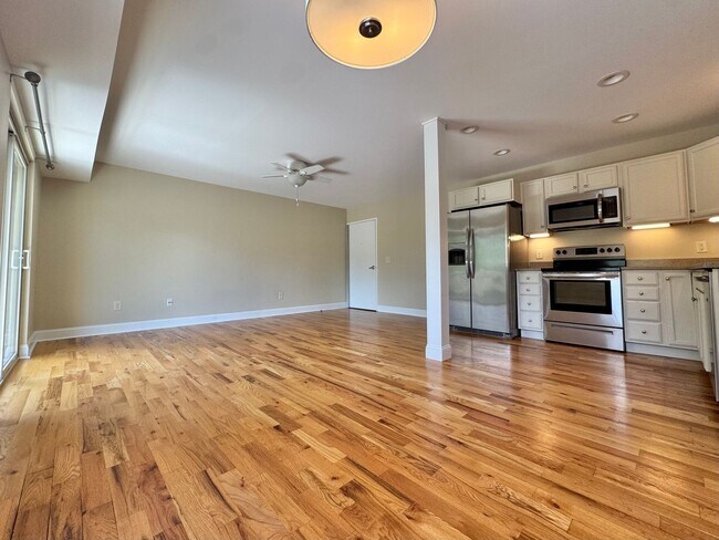 Foto del edificio - Bright second floor two bedroom one bath apartment
