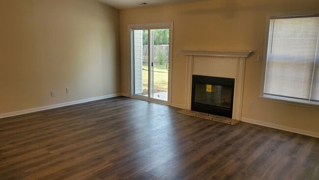 Building Photo - Newly Renovated 3 bedroom, 2 bath unit wit...