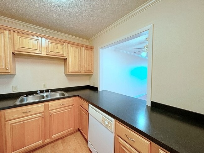 Building Photo - 1 Bedroom Condo in Gated Community in Mid ...