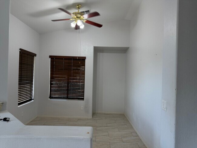 Building Photo - 1347 E 10th Pl