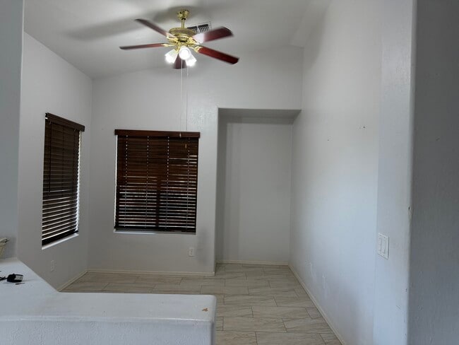 Foto del edificio - 1347 E 10th Pl