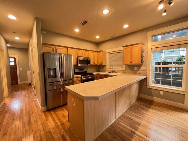 Building Photo - Charming 3Bd/2.5Ba twnhm in a Vibrant Port...