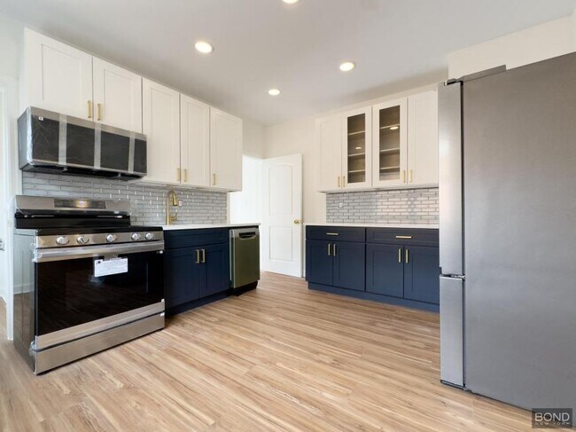 Foto del edificio - 3 bedroom in Brooklyn NY 11214