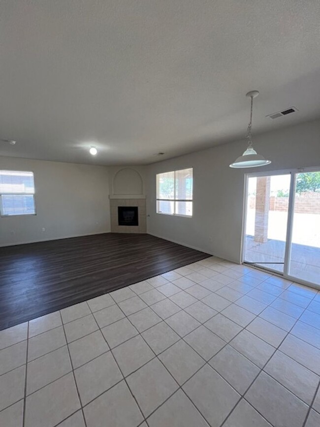 Building Photo - Beautiful 2,500 sq. ft. three bedroom two ...