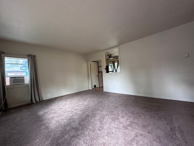 Building Photo - ADORABLE HOME, LARGE YARD, CLOSE TO DOWNTO...