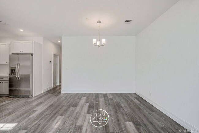 Building Photo - 725 Eastview Dr