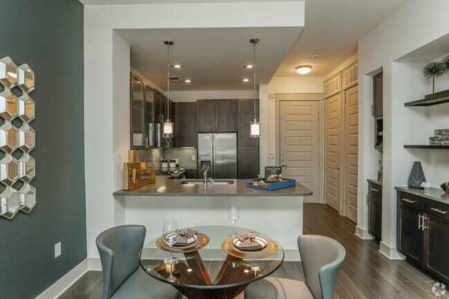 Foto del edificio - Premium 2-Bed Living with Modern Perks!