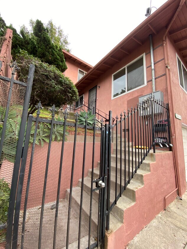 Primary Photo - 1346 Sutherland St