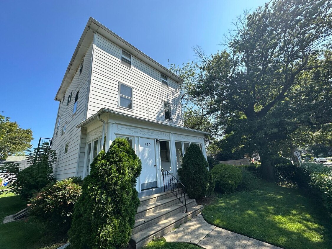 719 Pembroke Ave Unit 2nd Floor, Lansdowne, PA 19050 Room for Rent in
