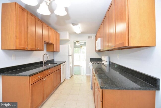 Building Photo - 714 Hurley Ave