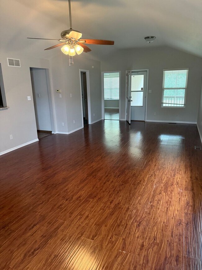 Foto del edificio - Exquisite 3-bedroom 2 bath with walk in cl...