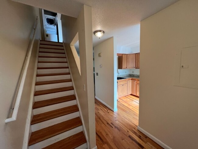 Building Photo - Distinguished 2-Bed Townhouse w/ In-Unit L...