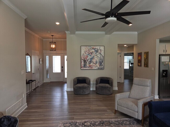 Building Photo - 3 bd, 2 ba house in E Columbia in great move-in shape, fenced, corner lot, w/d provided.