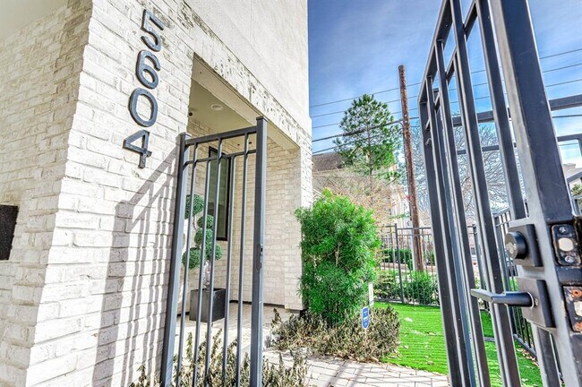 Building Photo - 5604 Venice St
