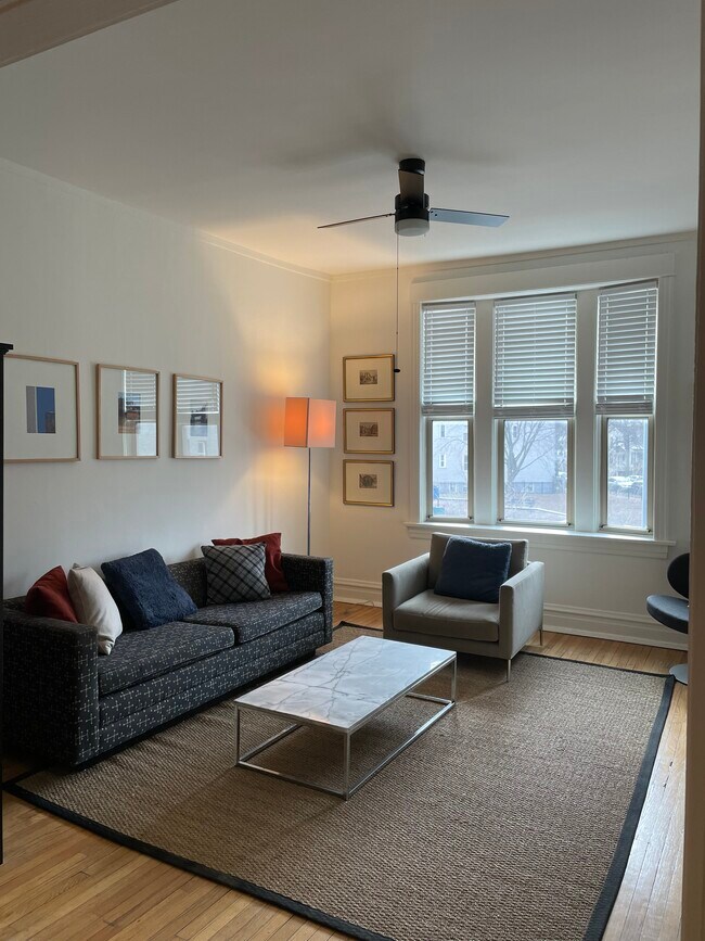 Sala de estar completamente amueblada - 3489 N Elston Ave