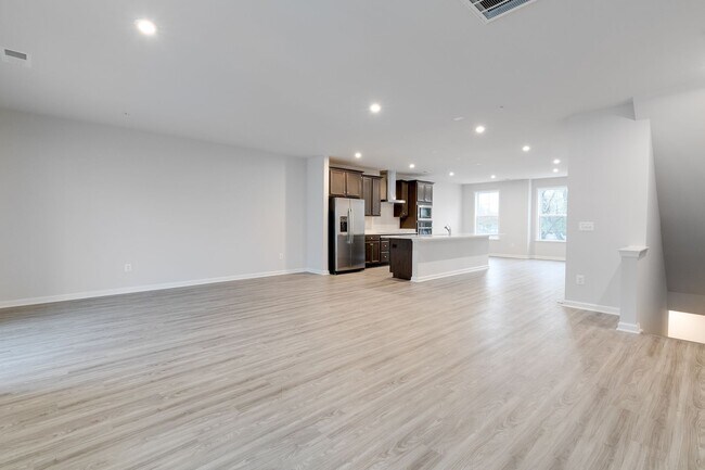 Foto del edificio - Price Drop on 3 Bedroom Luxury Condo in Glen Allen!!! ***Available Beginning of March***