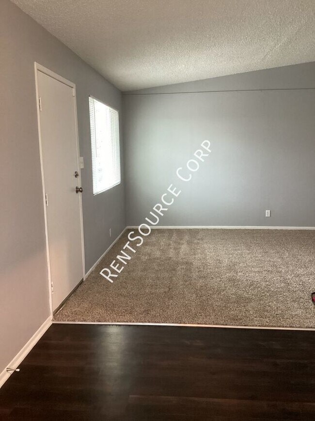 Building Photo - 2 bedroom 1 bath duplex in Lancaster