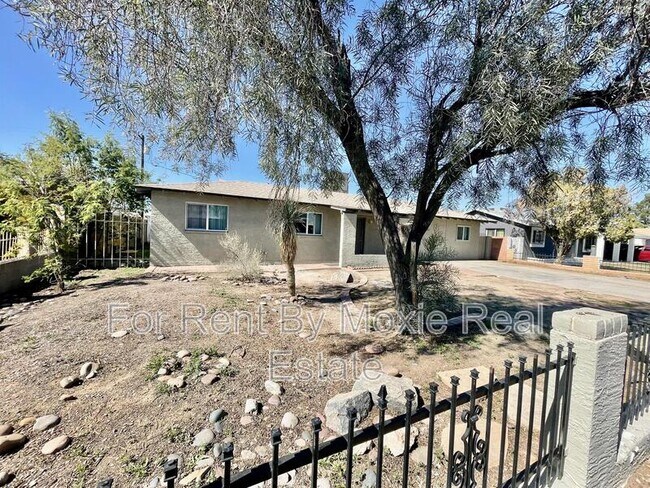 Building Photo - 1102 N 27th Dr