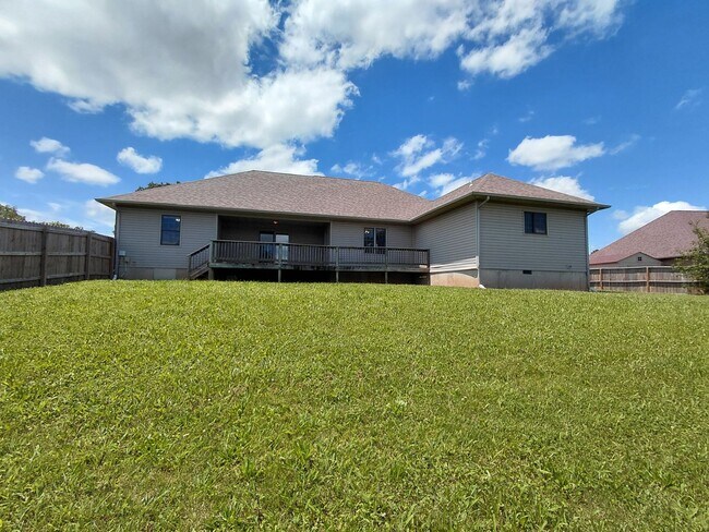 Building Photo - Home near post!