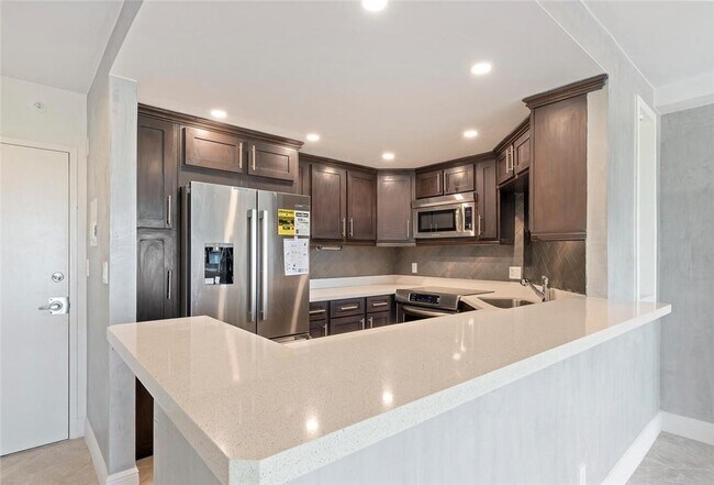 Building Photo - 340 Sunset Dr