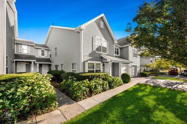 Building Photo - Gorgeous 2 Bedroom Townhome located in Mun...