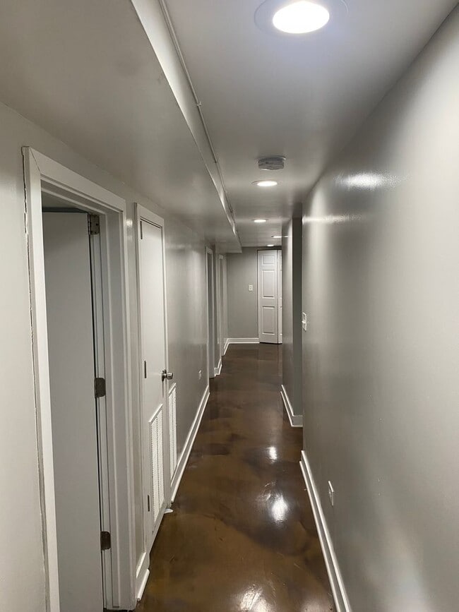 Building Photo - Spacious south side 5 bedroom beauty