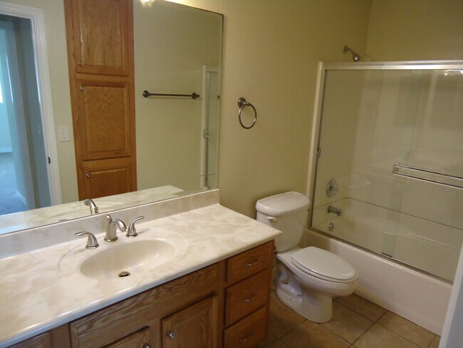 Foto del edificio - Gorgeous 2 BD, 1 BA Condo in Las Palmas Vi...