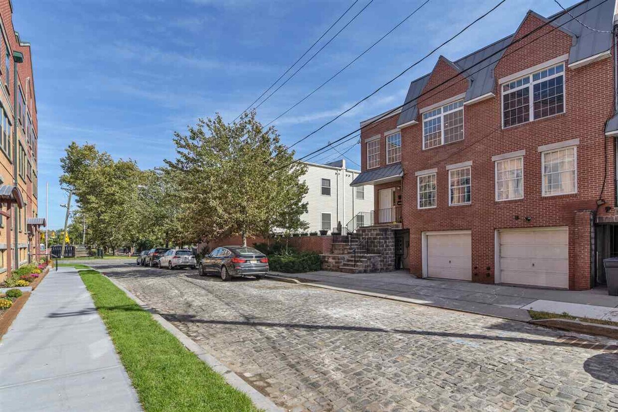 Primary Photo - 22 Manning Ave