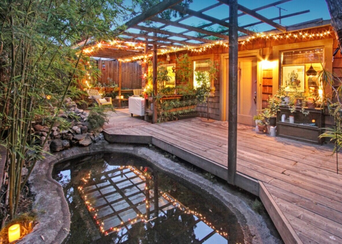 Entrada/terraza delantera/estanque de koi (la puerta ahora es azul, vea la siguiente foto) - 2343 Yosemite Dr